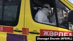 Ақтөбедегі жедел жәрдем қызметкерлері. 10 сәуір 2020 жыл.