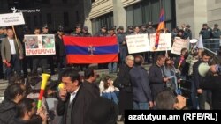 Դասադուլ անողները նախարարությունների շենքի դիմաց, 11-ը նոյեմբերի, Երևան