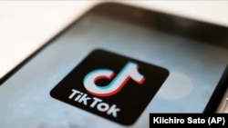 TikTok na mobitelu, ilustracija