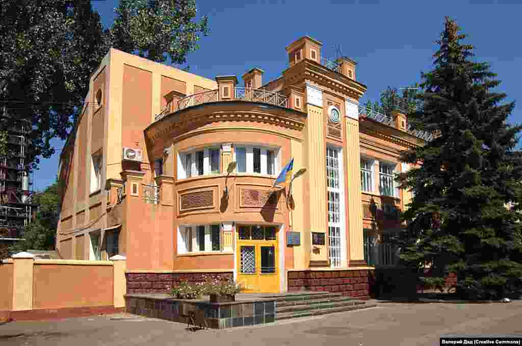 Головний офіс фенольного заводу в Новгородському. Сьогодні в Новгородському проживає приблизно 10 тисяч осіб, але мало можливостей для працевлаштування. Єдиною галуззю важкої промисловості, що все ще працює в місті, є завод із виробництва фенолу, який сьогодні працює на зменшених потужностях і видобуває нафталін із вугілля 