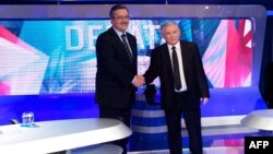 Кандидати на президента Польщі Ярослав Качинський (праворуч) та Броніслав Коморовський під час теледебатів у Варшаві за чотири дні до другого туру президентських виборів