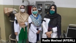 دې ډاکترانو په مټو تورې ټوټې تړلې وې خو په روغتون کې یې کار هم کاوه.