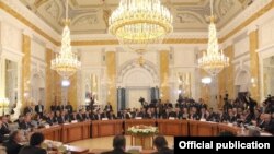 Şefii de guvern din Rusia şi din alte şapte foste republici sovietice discută la Sankt Petersburg un acord de liber schimb (octombrie 2011)