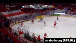 Беларускі нацыянальны сьцяг на трыбуне падчас чэмпіянату сьвету па хакеі ў Стакгольме