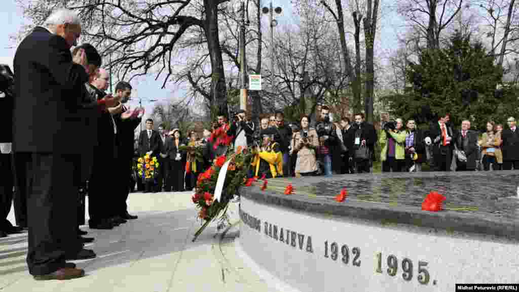 Polaganje cvijeća na Spomen obilježje ubijenoj djeci opkoljenog Sarajeva 1992.-1995., 06. april 2012. Foto: RSE / Midhat Poturović