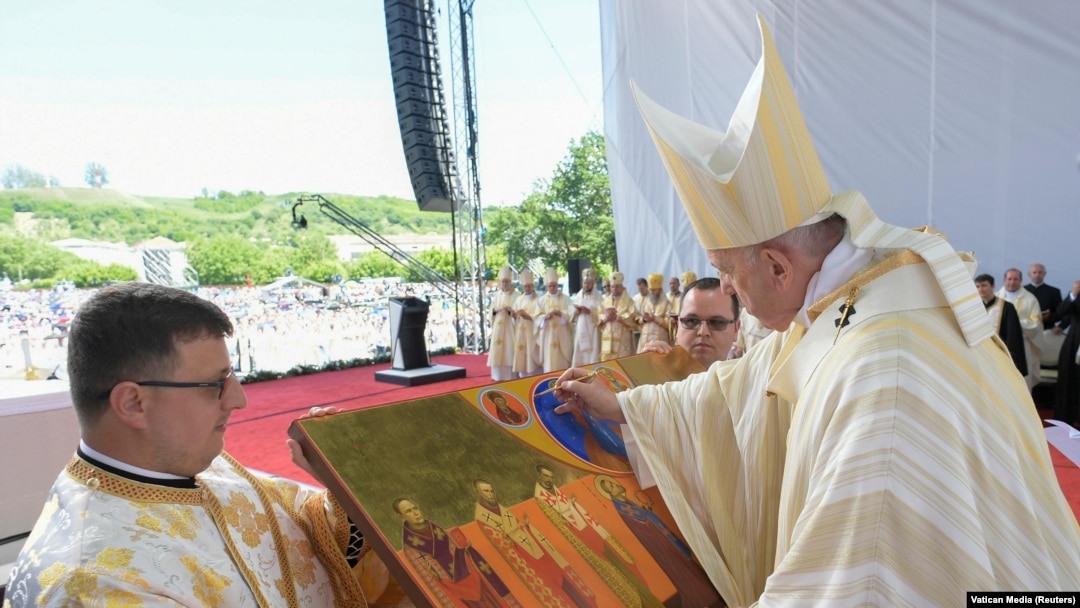Papa Francisc sfințește icoana cu cei șapte episcopi martiri, beatificați la Blaj.