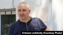 Дмитро Дінзе, адвокат Владислава Єсипенка біля будівлі підконтрольного Росії Сімферопольського районного суду