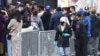 Кыргызстанцы у здания Посольства КР в Москве. Архивное фото.