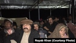 کلا سیف الله: علي وزیر د ارمان لوڼي د مړینې مراسمو پرمهال د هغه له مور سره. ۳م فبروري ۲۰۱۹