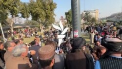 بلدیاتي استازو د فنډونو او اختیاراتو د ترلاسه کولو په موخه پېښور کې مظاهره وکړه