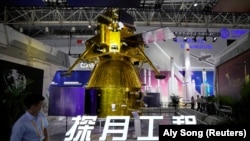Model lunarne sonde Chang'e-5, dio kineske svemirske misije na Mjesec, prikazan je na Kineskoj međunarodnoj vazdušnoj i svemirskoj izložbi u Žuhaiju, pokrajina Guangdong, Kina, 28. septembra 2021.