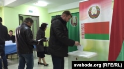 Ілюстрацыйнае фота. Прэзыдэнцкія выбары 2016: Галасаваньне на выбарчым участку ў Горадні, 1 кастрычніка 2015 году 