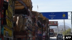 په دغو څیزونو کې وریژې، کبان، غوښه، تازه او وچه مېوه، بیکري ( کیکونه ـ بیسکټونه)، سبزیانې، سېمېنټ، مالګه، اورلګېد، تعمیراتي مواد، رخت او له شیدو جوړ توکي شامل دي.
