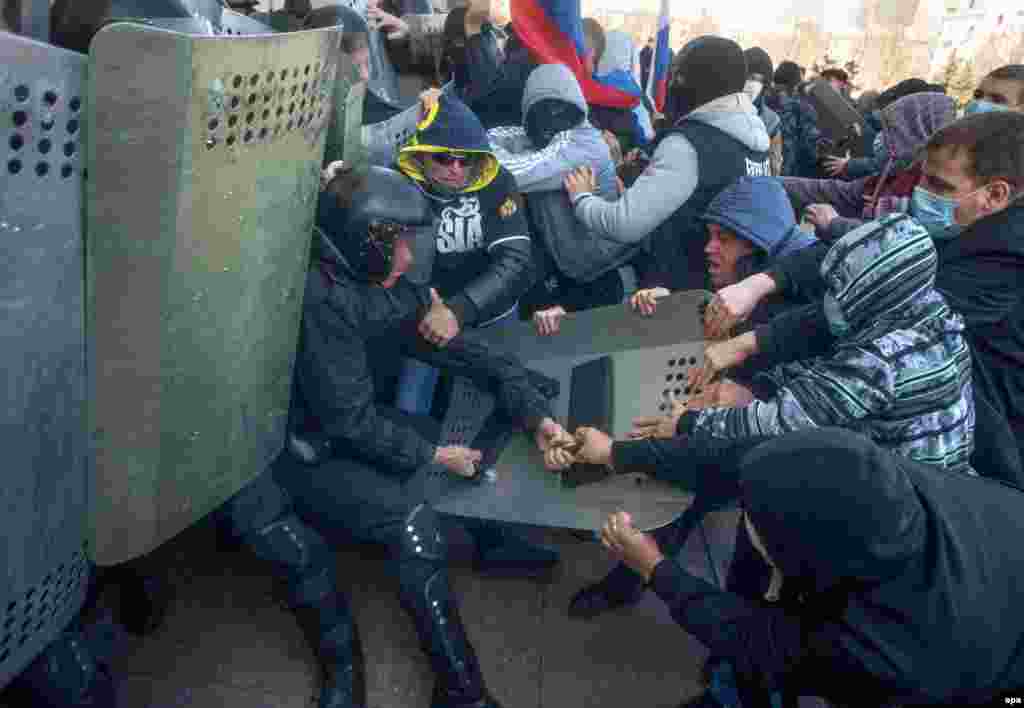 Украин полициясы менен митингчилердин кагылышы. 
