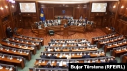 Predsedništvo Skupštine raspravlja o ovom pitanju na osnovu zahteva 43 poslanika koji zahtevaju ukidanje suda