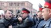 Депутат от фракции «Наследие» Армен Мартиросян спорит с сотрудниками полиции, Ереван, 3 марта, 2011 г.