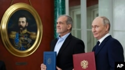 Președintele rus Vladimir Putin (dreapta) și președintele iranian Masoud Pezeshkian, la ceremonia de semnare a unui parteneriat de aprofundare a legăturilor, la Kremlin, ianuarie 2025.