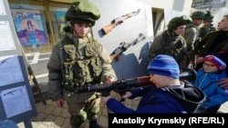 Діти та військова техніка в окупованому Сімферополі, 23 лютого 2020 року