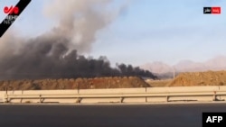 Ova slika preuzeta sa snimka koji je emitovala iranska televizija IRINN 13. juna prikazuje ono što je televizija opisala kao dim nakon eksplozija u Natanzu nakon izraelskih napada.