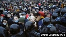 А.Навальныйды колдогон митингчилер тобу полиция менен кагылышты. Санкт-Петербург, Орусия. 2021-жылдын 23-январы.
