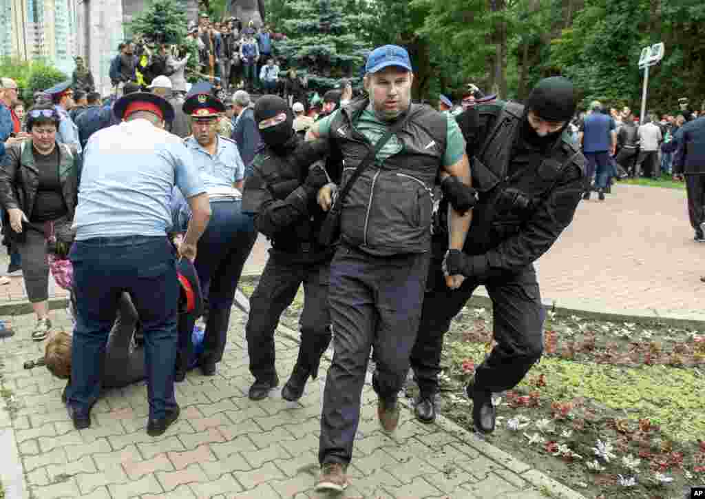Последняя серия крупных акций протеста, не санкционированных властями, участники которых, в частности, выступали за бойкот президентских выборов, происходили 1 мая - в День единства народа Казахстана. В этот день в Алматы, Нур-Султане и других городах были задержаны десятки человек. На многих позже были наложены административные взыскания в виде арестов и штрафов за "нарушение порядка проведения мирных собраний" и "неподчинение сотрудникам полиции". На фото - задержания 9 июня в Алматы. 