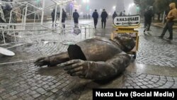Қаңтар оқиғасы кезінде Талдықорған қаласында наразы адамдар құлатқан Қазақстанның бұрынғы президенті Нұрсұлтан Назарбаевтың ескерткіші. Фото авторы - Сандуғаш Дүйсенова.