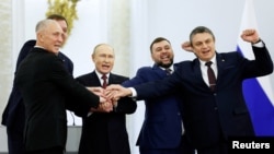 Російська влада у вересні 2022 року оголосила про анексію чотирьох українських областей: Донецької, Луганської, Херсонської та Запорізької. Україна і Захід засудили цю спробу анексії. На фото: Володимир Путін і Денис Пушилін, Леонід Пасічник, Володимир Сальдо, Євген Балицький