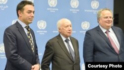 Шефовите на дипломатиите на Македонија и на Грција, Никола Димитров и Никос Коѕијас со медијаторот на Обединетите нации Метју Нимиц во Виена на 25.04.2018