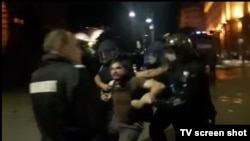 Стоп кадър от видео, на което се вижда част от ареста на Димитър Кенаров.