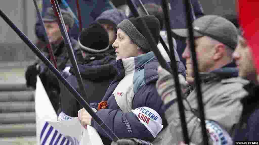 До сих пор журналистов не трогали. Даже снимая ночью дежурящих у Верховной рады казаков и «ополченцев» достаточно было назваться блоггером и те благодушно разрешали продолжать съемку. Но отношение начинает меняться. Обратите внимание на взгляды в кадре – многие настороженно смотрят в объектив.