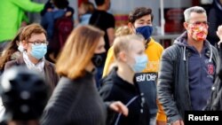 От 22 октомври в България е въведено носене на маски на открито, но не навсякъде