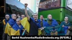 سربازان آزادشدۀ اوکراینی پس از تبادل اسرا با روسیه در سی‌ام فروردین