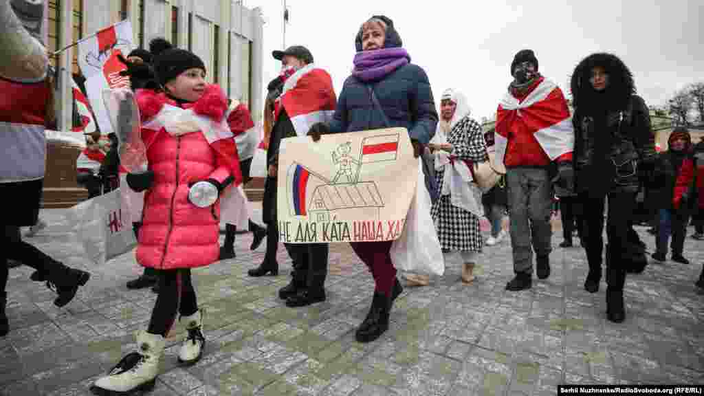 Люди тримали в руках біло-червоно-білі прапори, плакати з написами «Ми разом і ми переможемо», «Свободу політв'язням» тощо та скандували «Живе Білорусь»