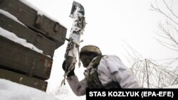 Ukrajinski vojnik prati situaciju na prvoj liniji u blizini separatista koje podržava Rusija u Donjecku, 29. januar 2022. 