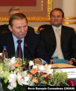 COMM Президент України Леонід Кучма бере участь у пленарному засіданні лідерів держав СНД у рамках самміту СНД у Києві в середу, 29 січня 2003р. На задньому плані голова адміністрації Президента Віктор Медведчук