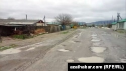 Aşgabadyň alkymynda ýerleşýän Kaka etrabyndaky ýollaryň biri. Arhiw suraty
