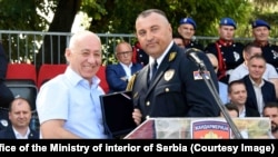 Goran Guri Radosavljević (levo) bivši srpski komandant Žandarmerije Srbije od 2001. do 2004. godine prima plaketu od komandanta Žandarmerije Dejana Lukovića na centralnoj manifestaciji povodom obeležavanja Dana žandarmerije u Novom Sadu, 30. juni 2021. 