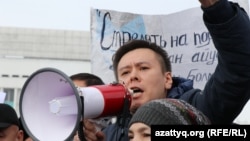 Жанболат Мамай Январь окуясында курман болгондорду эскерүү акциясында сүйлөп жатат. Алматы, 13 февраль, 2022 жыл.