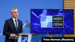 ნატოს გენერალური მდივანი იენს სტოლტენბერგი ბრიუსელში გამოსვლისას. 22 თებერვალი, 2022 წელი. 