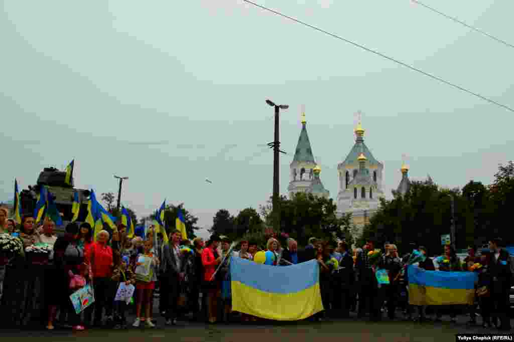 Близько сотні житомирян зібралися на майдані Перемоги, щоб зустріти «кіборгів»