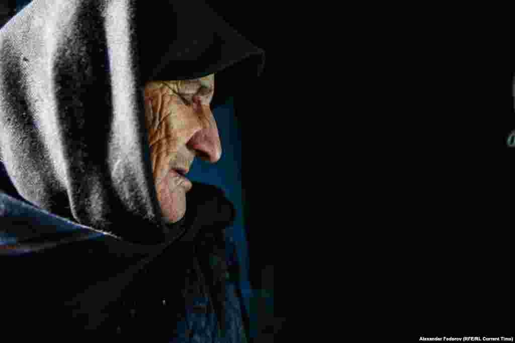 Сейчас все, кто мог, уже уехали, но остался последний житель – бабушка Патимат. Она не стала переезжать из принципа. Патимат родилась в крестьянской семье в этом самом ауле - Кхюрдабак, в нем работала, хочет в нем и умереть. Никто точно не знает, сколько ей лет: кто-то говорит, что 77, кто-то – 89. Русского языка она не знает
