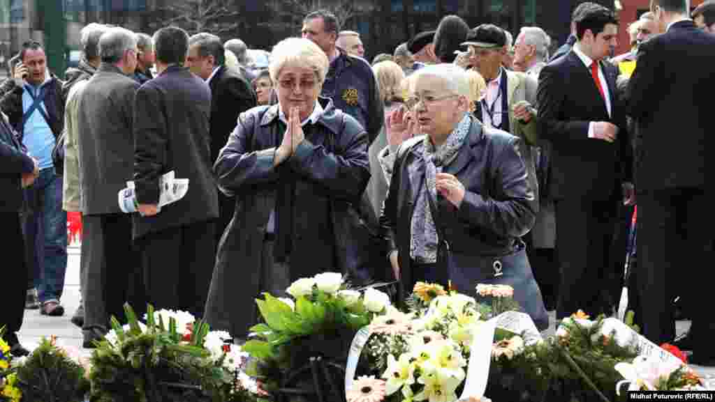 Polaganje cvijeća na Spomen obilježje ubijenoj djeci opkoljenog Sarajeva 1992.-1995., 06. april 2012. Foto: RSE / Midhat Poturović