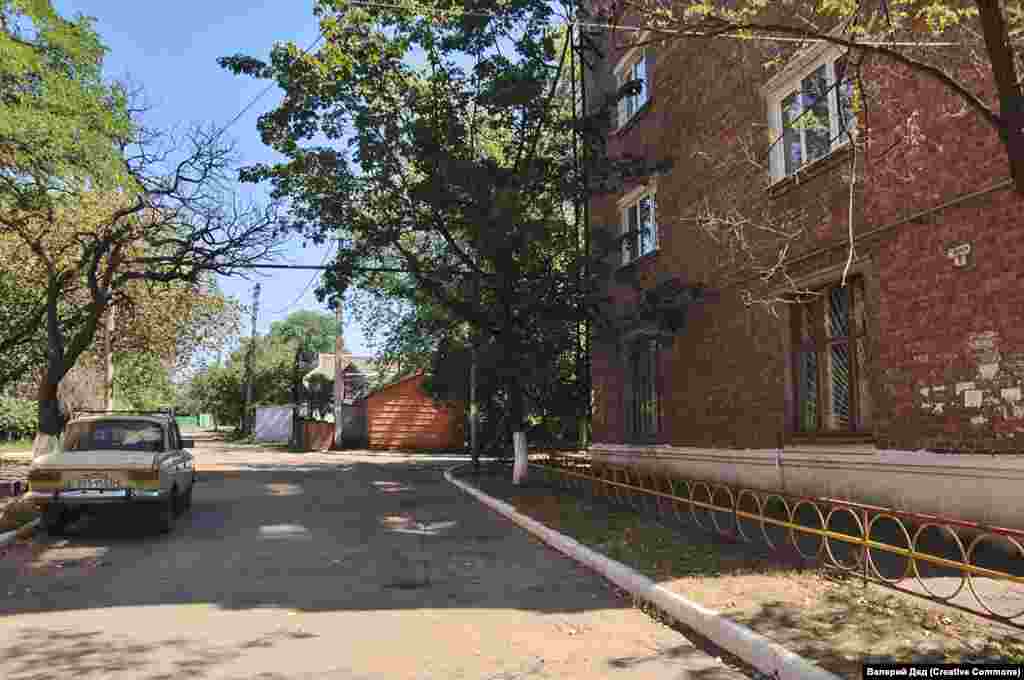 Це Новгородське, промислове містечко на сході України. Населений пункт був відомий як Нью-Йорк до 1951 року, коли радянська влада перейменувала його на тлі напруження у Холодній війні зі Сполученими Штатами