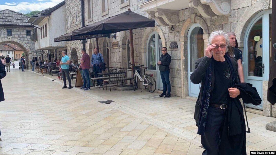 Peter Handke u Andrić gradu u Višegradu 7. maja 2021. godine. U Višegradu su, prema presudama Međunarodnog krivičnog suda za bivšu Jugoslaviju, snage Vojske RS ubile oko 3.000 Bošnjaka, uključujući oko 600 žena i više od stotinu djece.
