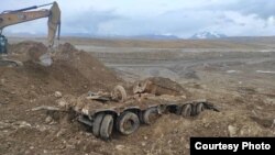 Выкопанный на территории рудника прицеп. Фото взято со страницы Динары Кутмановой в Facebook.