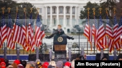 Дональд Трамп під час виступу перед своїми прихильниками, після цього вони штурмували Капітолій. Вашингтон, перед Білим домом, 6 січня 2021 року