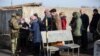 Хочемо додому. На КПВВ «Станиця Луганська» понад 30 осіб намагаються потрапити на окуповану територію (рос.)