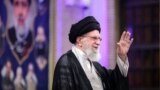 Паёми Оятуллоҳ Алии Хоманаиро дар телевизионҳои давлатии Эрон хонданд.