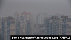 Підвищення концентрації відбувається через переміщення повітряними масами пилу з південно-східного напрямку.