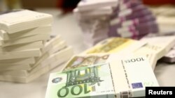 Novčanice u eurima i kunama na slici u Hrvatskoj narodnoj banci, Zagreb, fotoarhiv